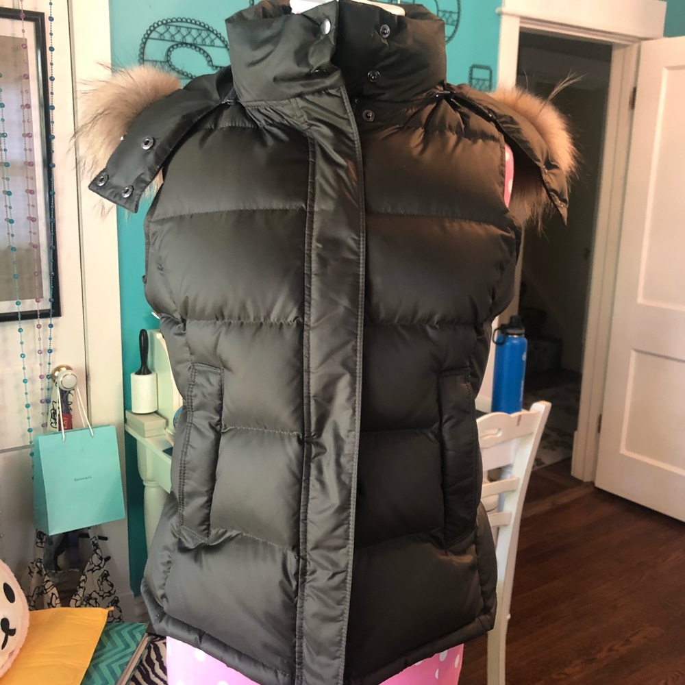 Women’s puffer vest with removable hood